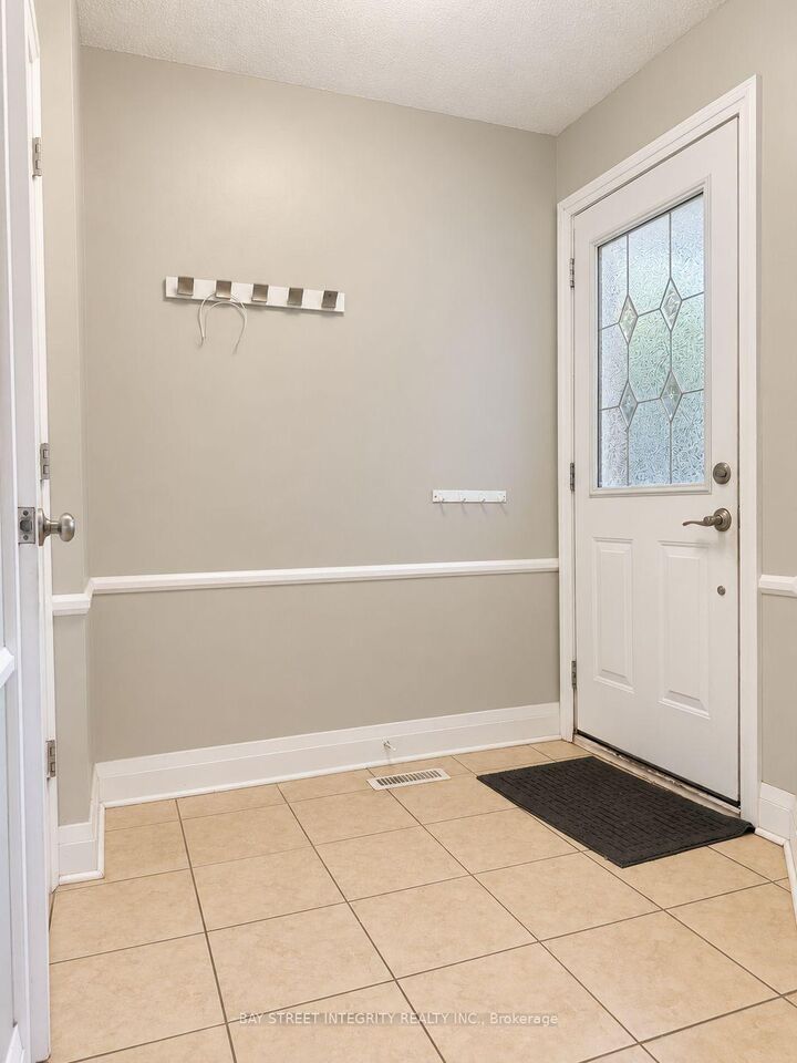 Property Photo:  1580 Lancaster Drive 29  ON L6H 2Z5 