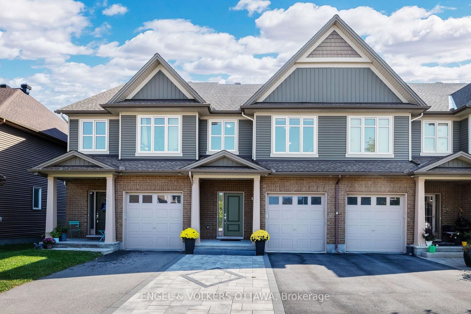 Property Photo:  280 Wood Acres Grove  ON K1T 0M4 