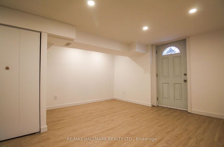 Property Photo:  10 Hamilton Street Lower  ON M4M 2C5 