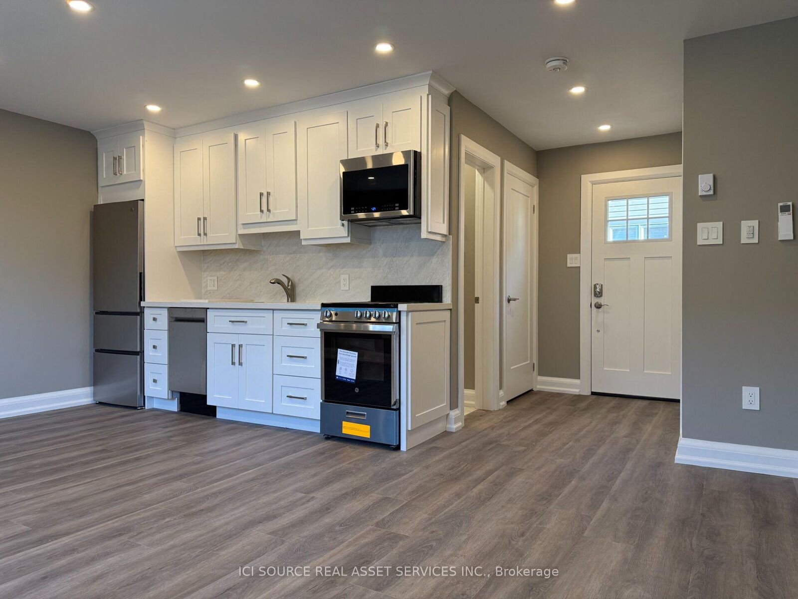 Property Photo:  247 Roxton Road Coach House Apt  ON M6G 3R1 