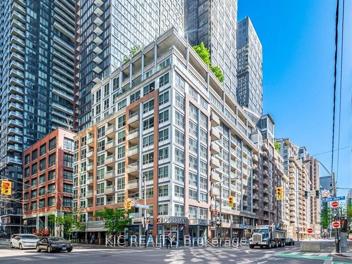 Property Photo:  250 Wellington Street W 1727  ON M5V 3P6 