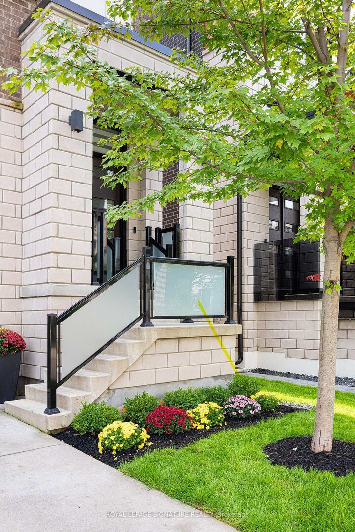 Property Photo:  19 Hollyhock Court  ON M3B 0B4 