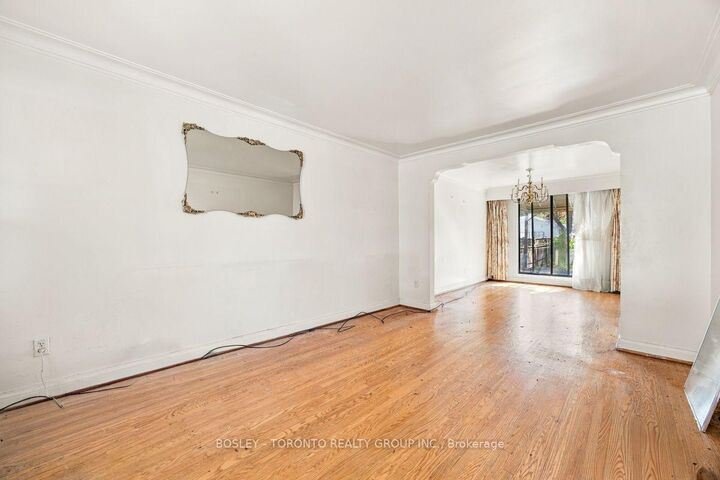 Property Photo:  431 Ridelle Avenue  ON M6B 1K3 