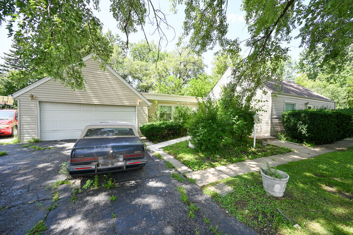 Property Photo: 424 N Poplar Avenue IL 60191