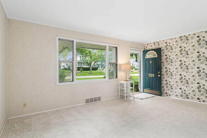 Property Photo: 139 N Hager Avenue IL 60010