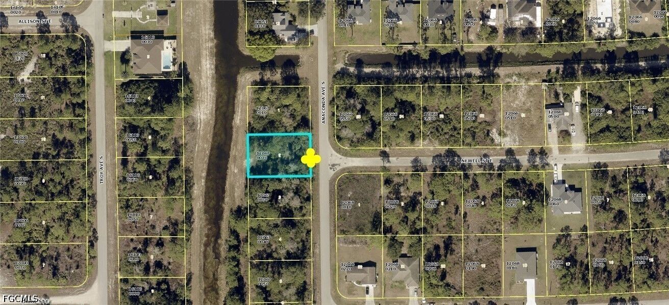 Property Photo:  832 Anaconda Avenue S  FL 33974 