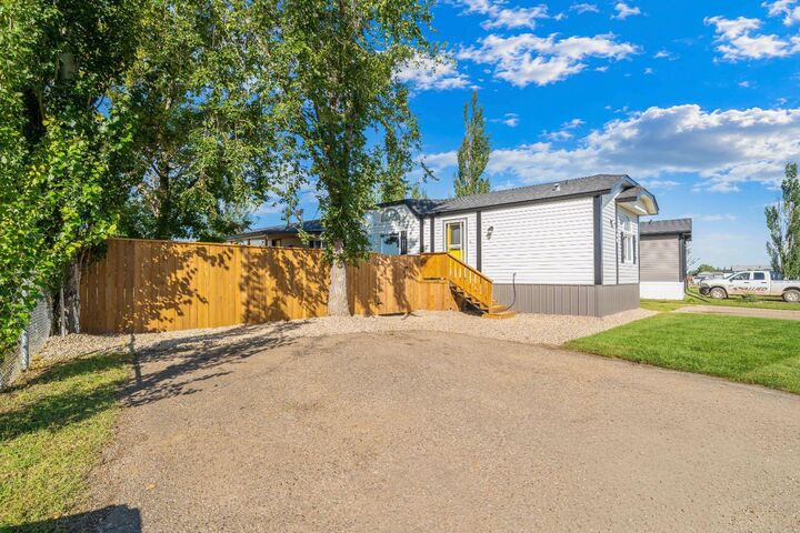 Property Photo:  140 Birch Street W  AB T1R 0A8 