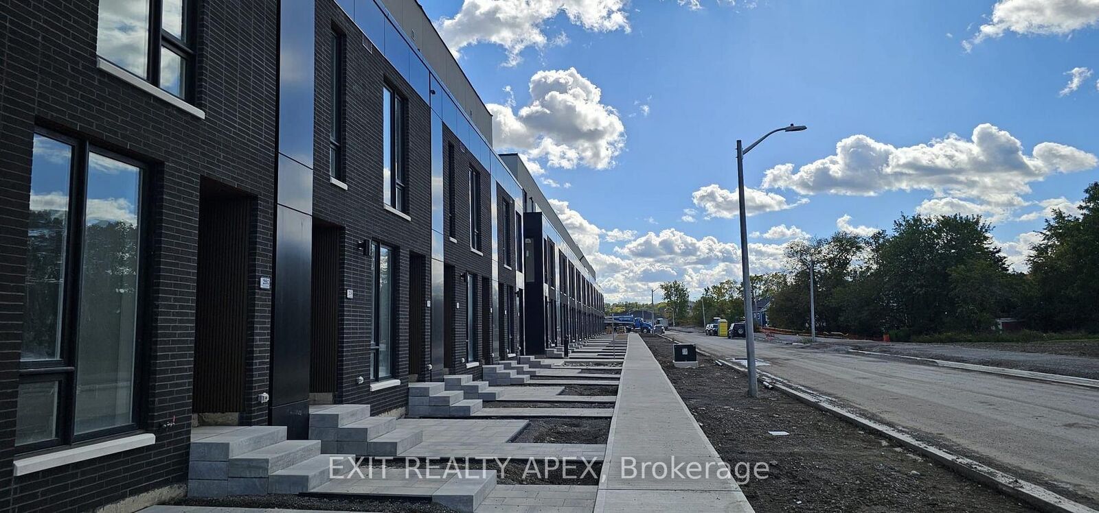 Property Photo: 264 Ellis Avenue ON L2P 0G9