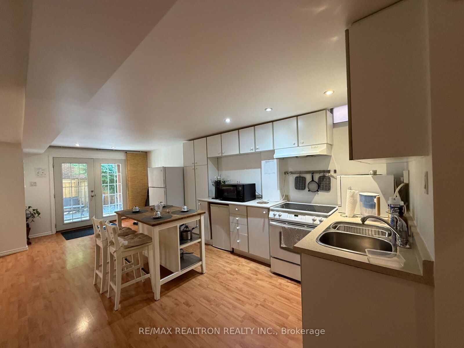 Property Photo:  976 Cristina Court Bsmt  ON L5J 4S1 