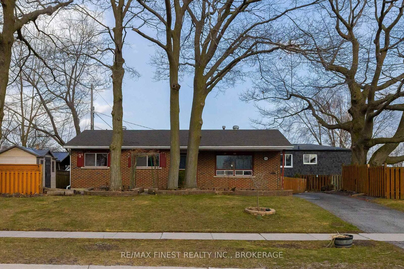 Property Photo:  628 Stanford Street  ON K7M 6A1 