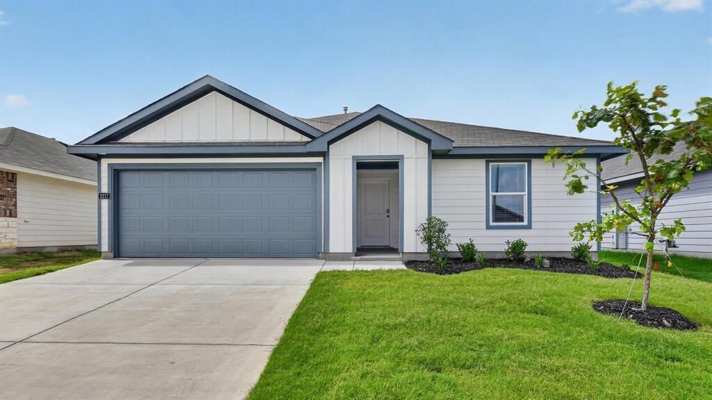 Property Photo: 807 Somerset Way TX 76645