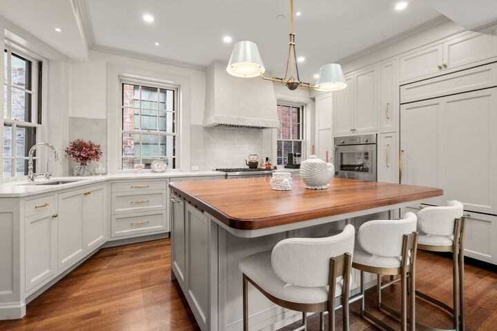 Property Photo:  4 West Hill Place 4  MA 02114 