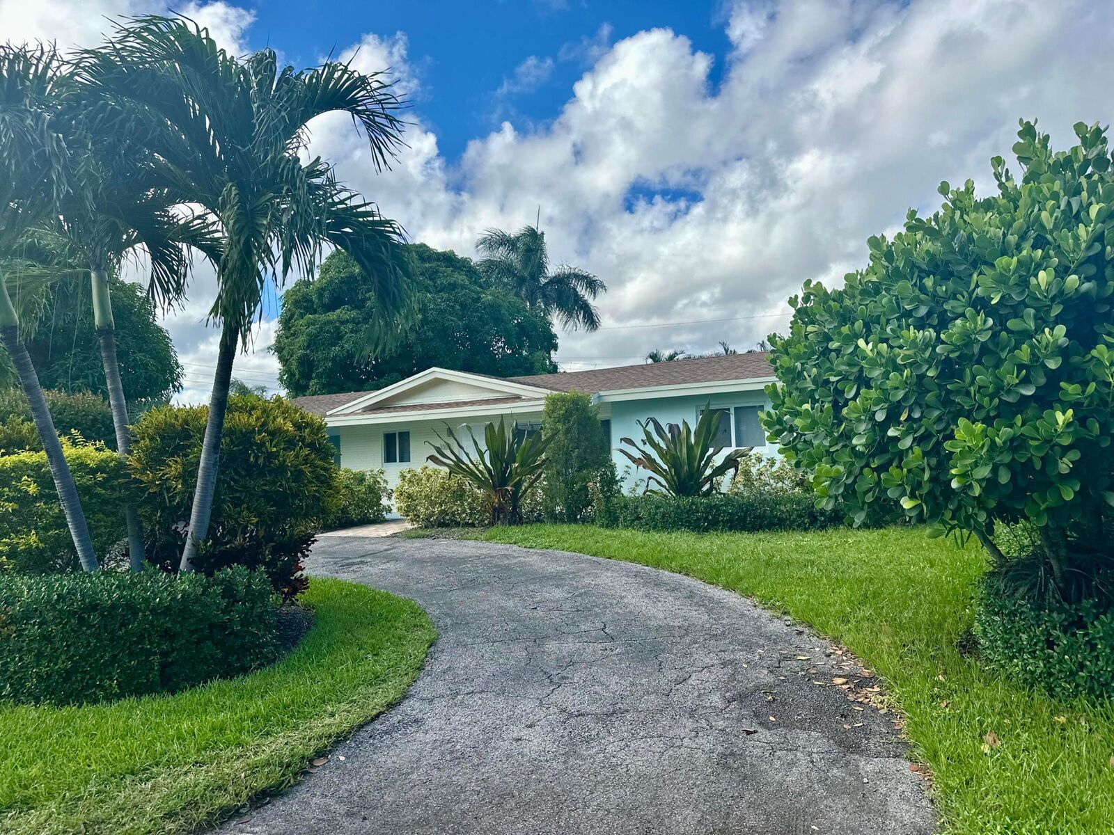 Property Photo: 1083 SW 25th Place FL 33426