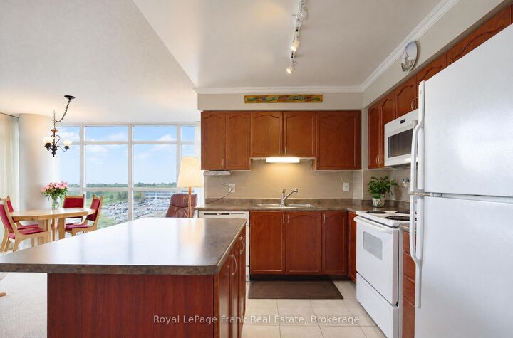 Property Photo:  1600 Charles Street 904  ON L1N 0G4 