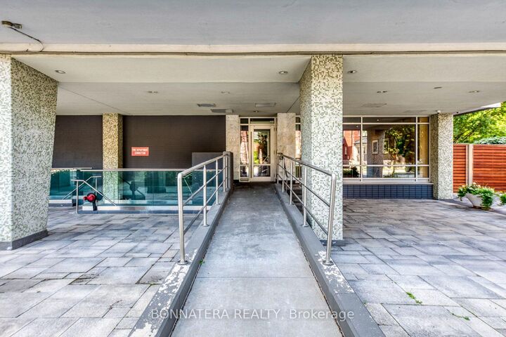 Property Photo:  74 Spadina Road 402  ON M5R 2T5 