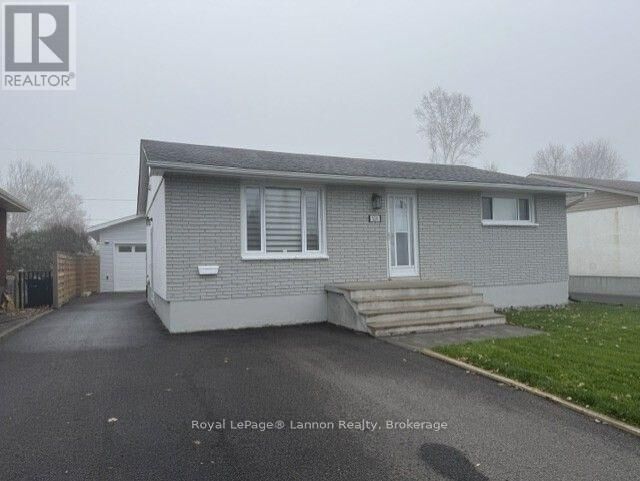 Property Photo:  524 Wiltshire Crescent  ON P7C 4N1 