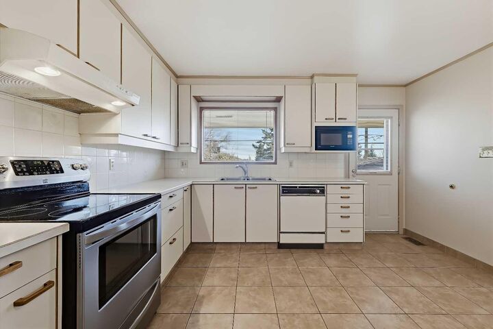 Property Photo:  8252 7 Street SW  AB T2V 1G6 