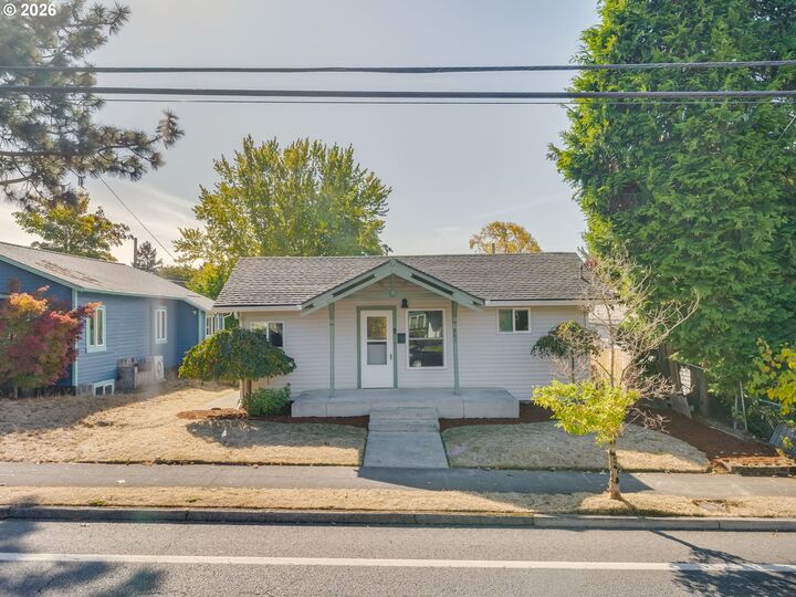 Property Photo:  807 W 39th St  WA 98660 