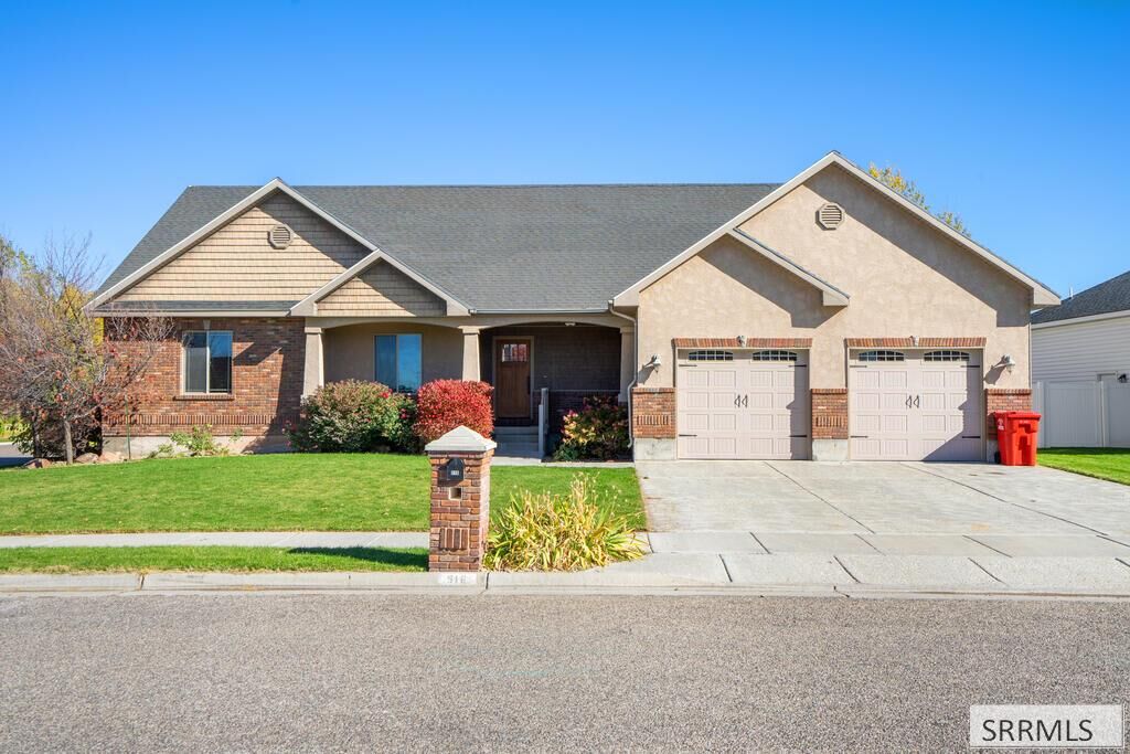 Property Photo:  516 Glenwood Circle  ID 83442 