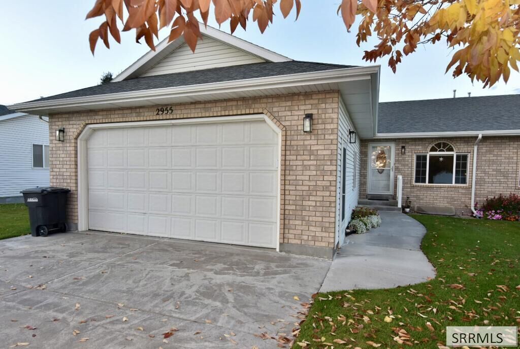 Property Photo:  2955 E Courtyard Circle  ID 83406 