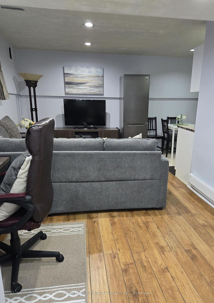 Property Photo:  6 Blairville Road Lower  ON M3H 5Y5 
