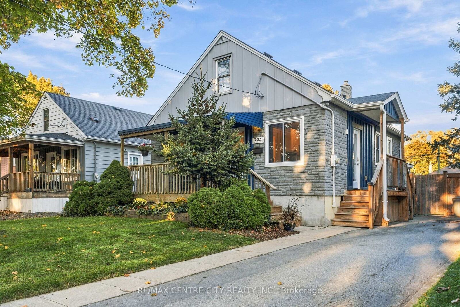 Property Photo:  794 Strand Street  ON N5Y 1T3 