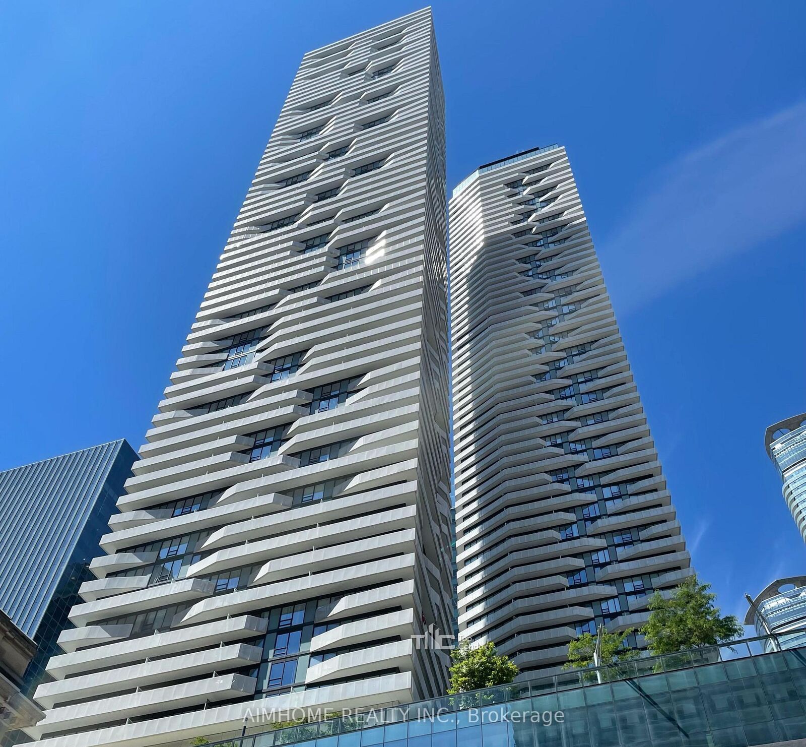 Property Photo: 88 Harbour Street 5304 ON M5J 0C3
