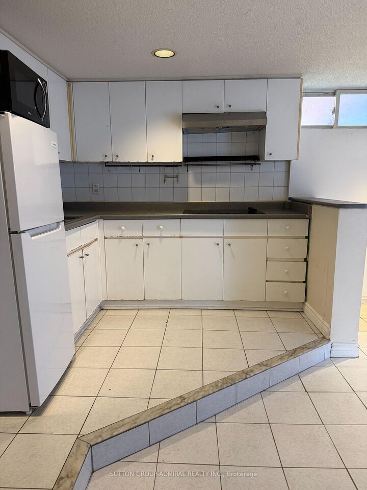 Property Photo:  1188 Avenue Road B  ON M5N 2G1 