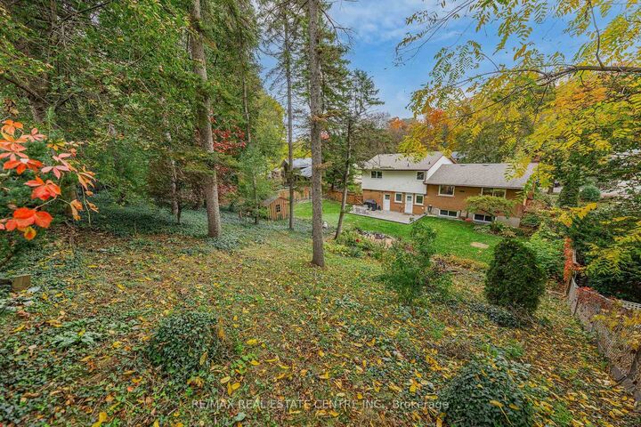 Property Photo:  33 Shadywood Crescent  ON N2M 4J1 