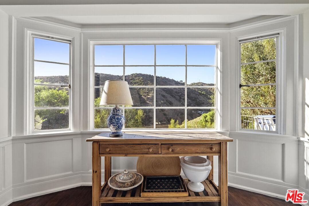 Property Photo: 2109 Castilian Dr CA 90068