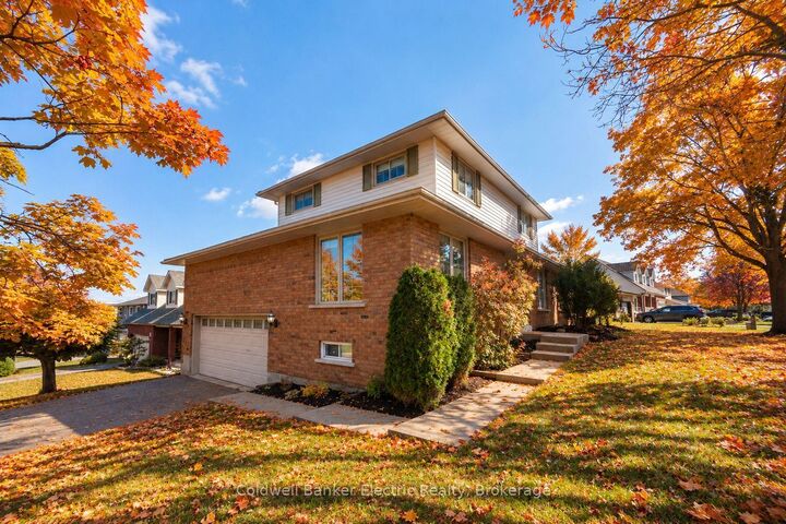 Property Photo:  958 Smithside Court  ON K9J 8E2 