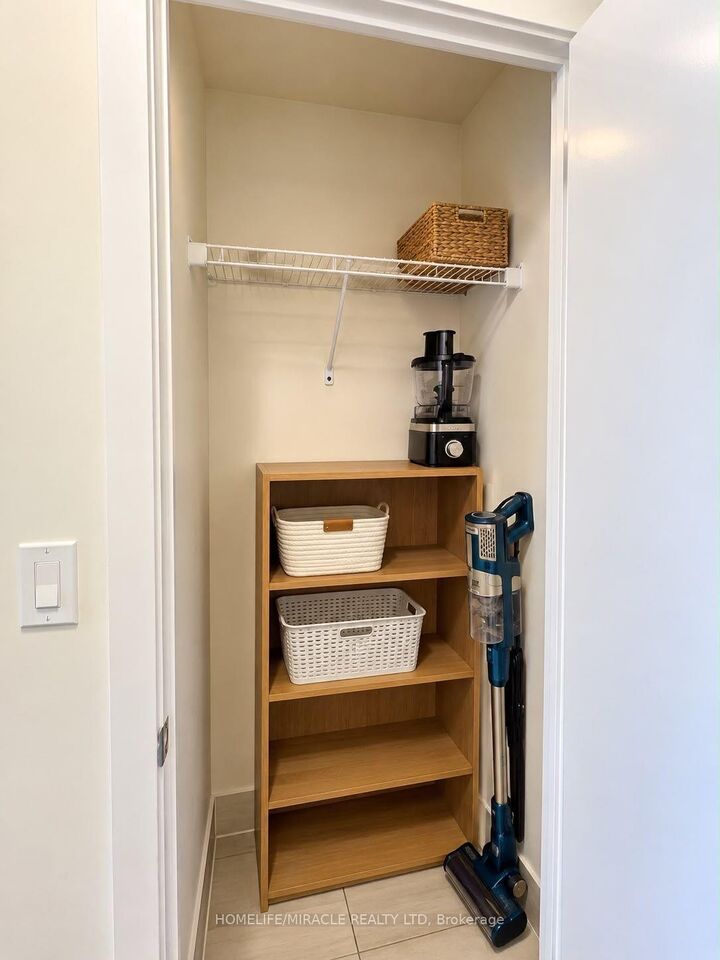 Property Photo: 188 Fairview Mall Drive 516 ON M2J 4T1