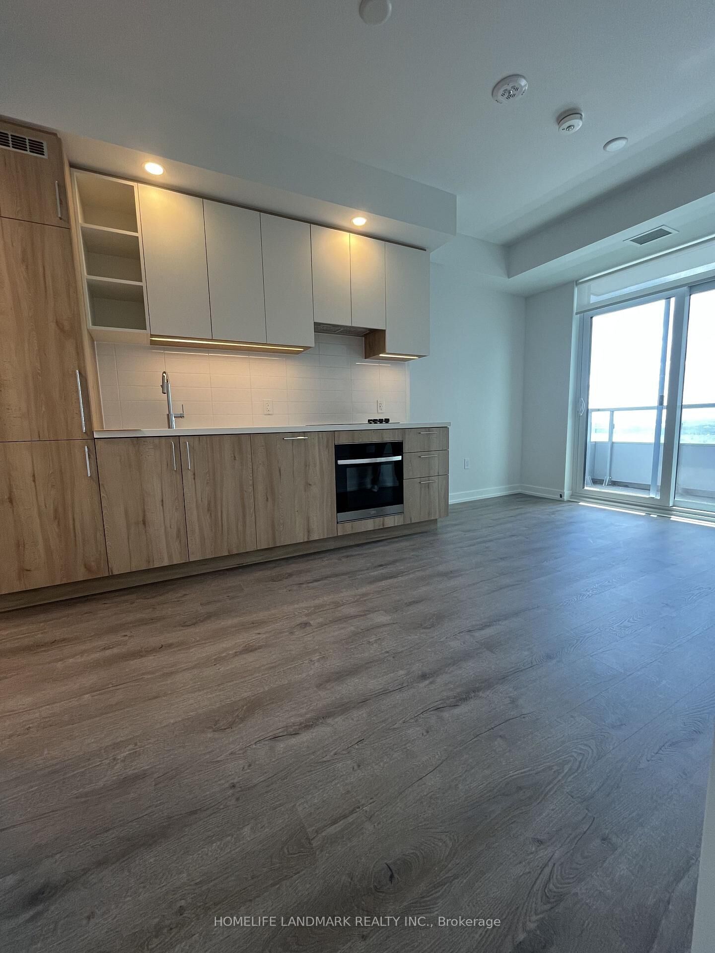 Property Photo:  5 Meadowdale Road S 2406  ON L4K 1W2 