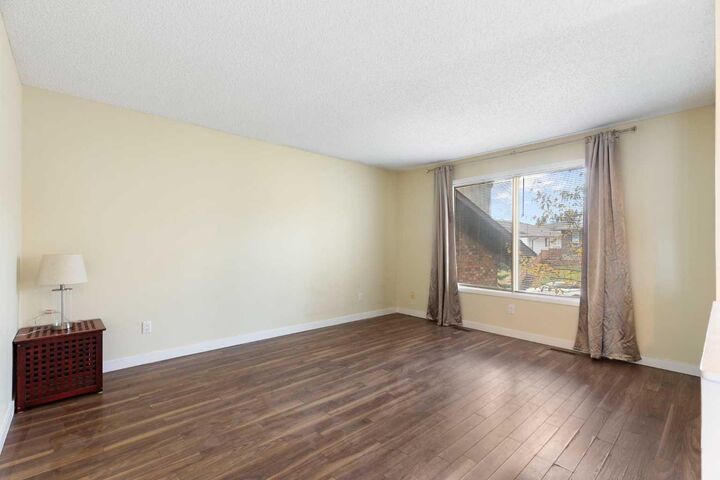 Property Photo:  20 Dalhousie Crescent NW  AB T3A 2H8 