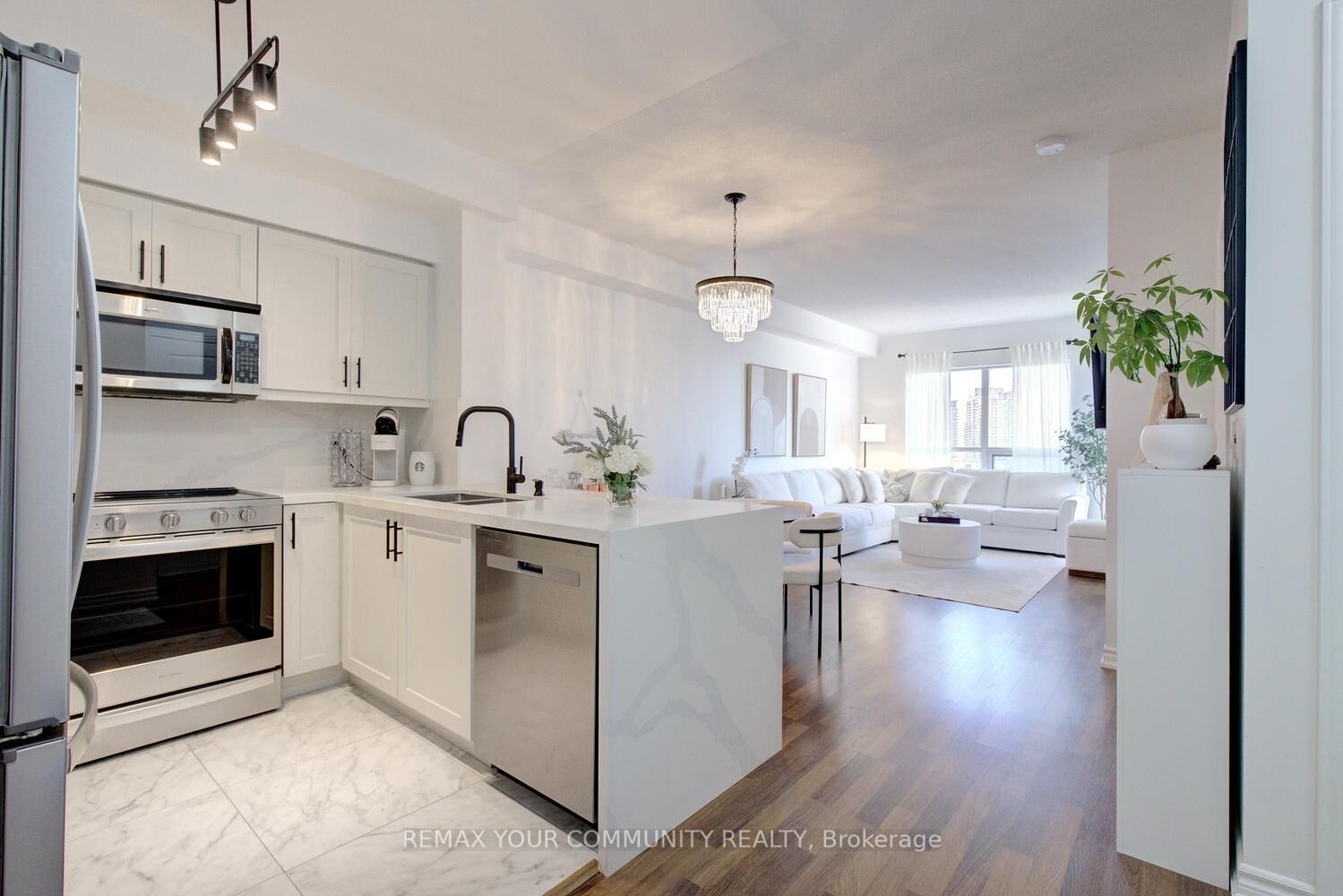 Property Photo: 9225 Jane Street 1502 ON L6A 0J7