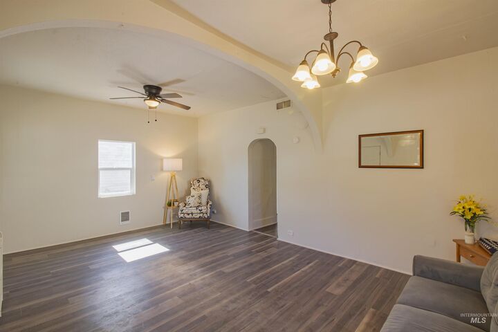 Property Photo: 907 N 7th St ID 83661