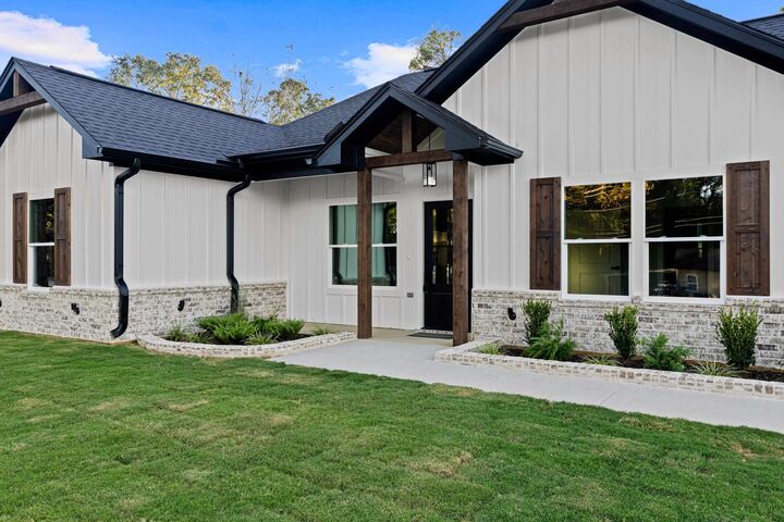 Property Photo:  295 Yandle Dr.  TX 75652 