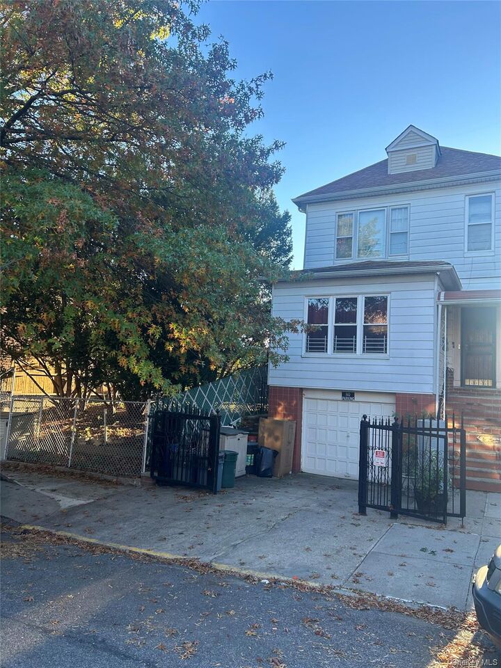 Property Photo:  1711 Fowler Avenue  NY 10462 