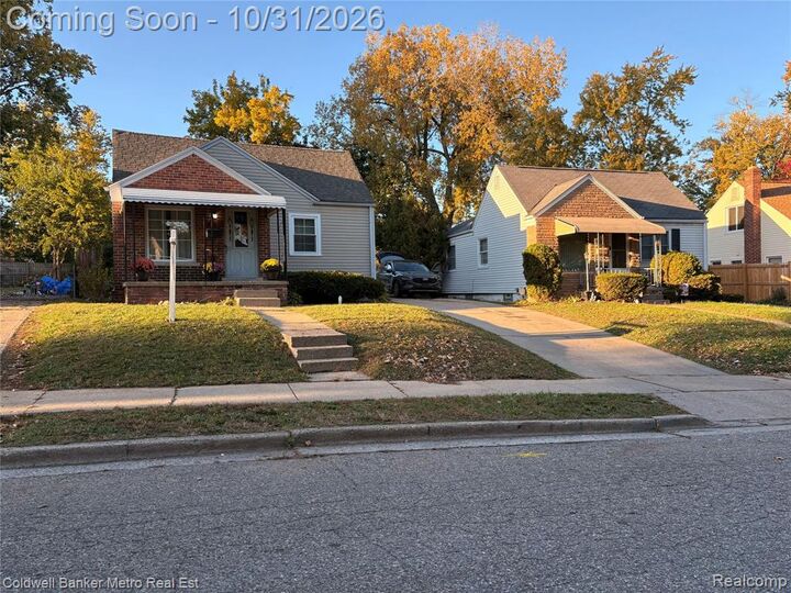 Property Photo:  1010 Canterbury Drive  MI 48341 2336 