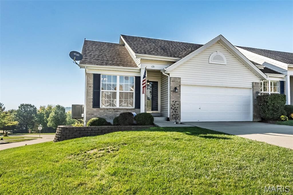 Property Photo:  121 Hunters Run Court  MO 63025 