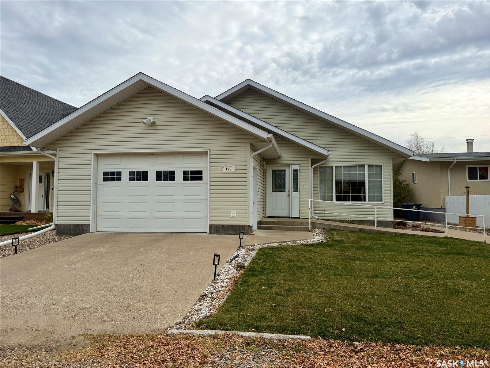 Property Photo:  129 2nd Street W  SK S0J 2M0 