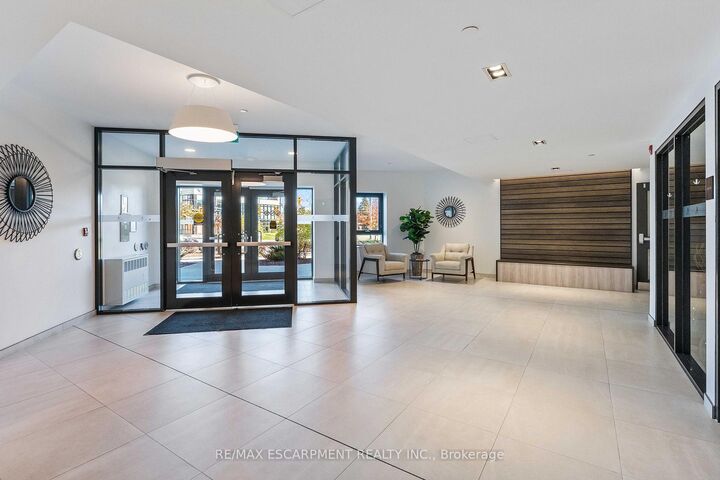 Photo de la propriété:  332 Gosling Gardens 111  ON L5C 1R6 