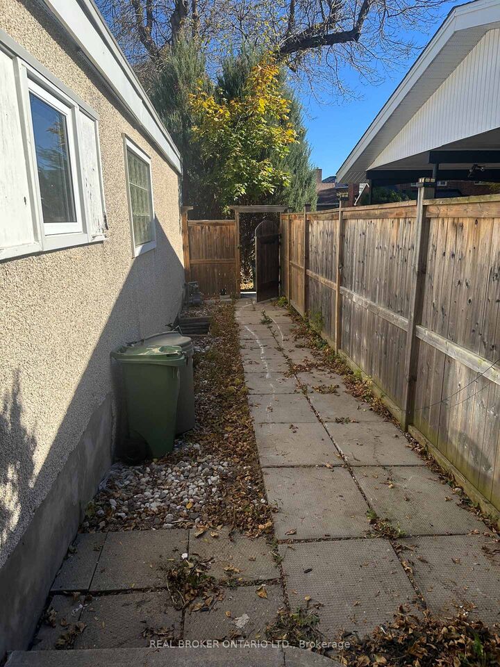 Property Photo:  28 Leeming Drive B  ON K2H 5P7 