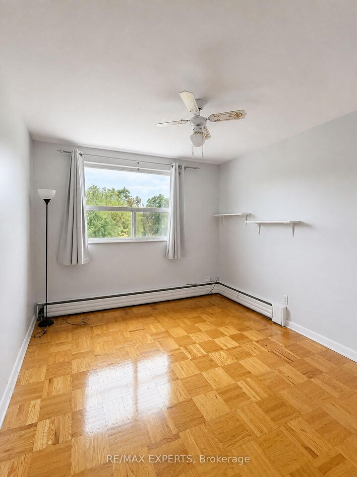 Property Photo:  26 Fraserwood Avenue 6  ON M6B 2N5 