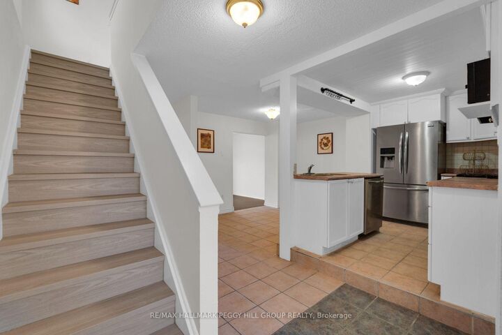 Property Photo:  16 Christie Crescent  ON L4N 4W8 