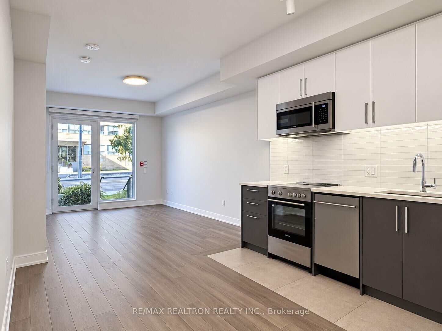 Property Photo:  2525 Bathurst Street 103  ON M6B 2Y9 