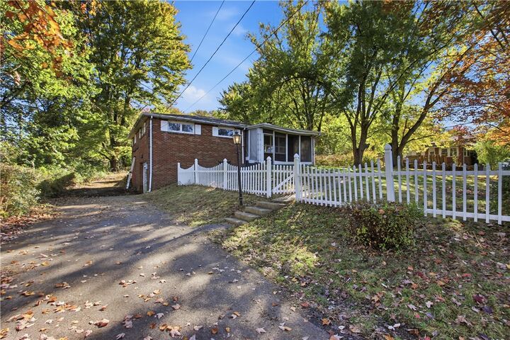 Property Photo:  222 Bellbridge Rd  PA 15037 