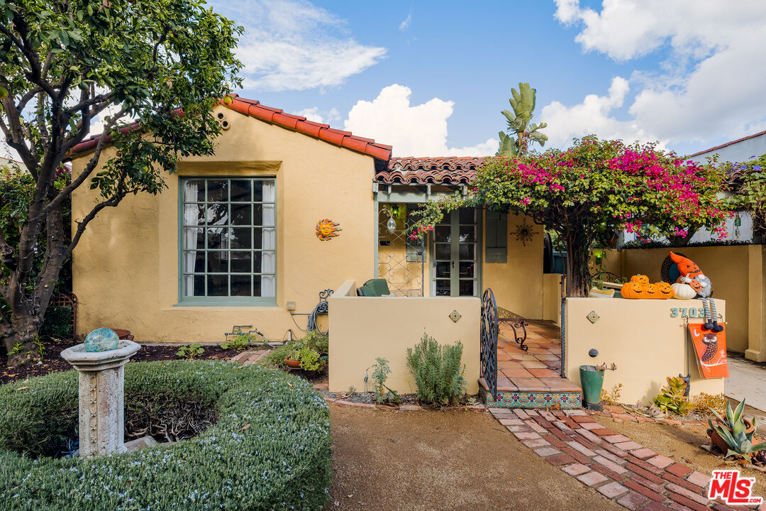 Property Photo: 3703 Edenhurst Ave CA 90039