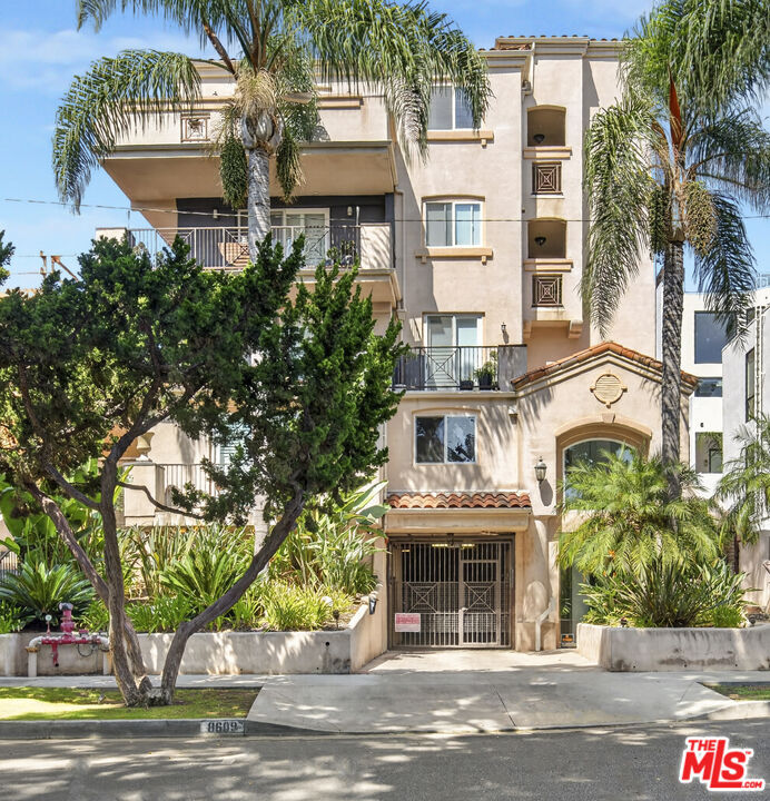 Property Photo: 8609 W West Knoll Dr, Unit H CA 90069