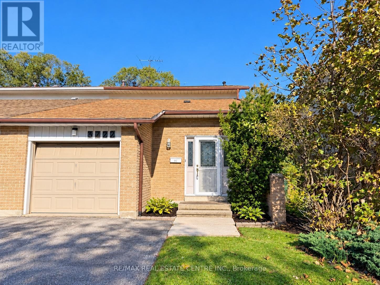 Property Photo:  3722 Ellengale Drive  ON L5C 1Z7 